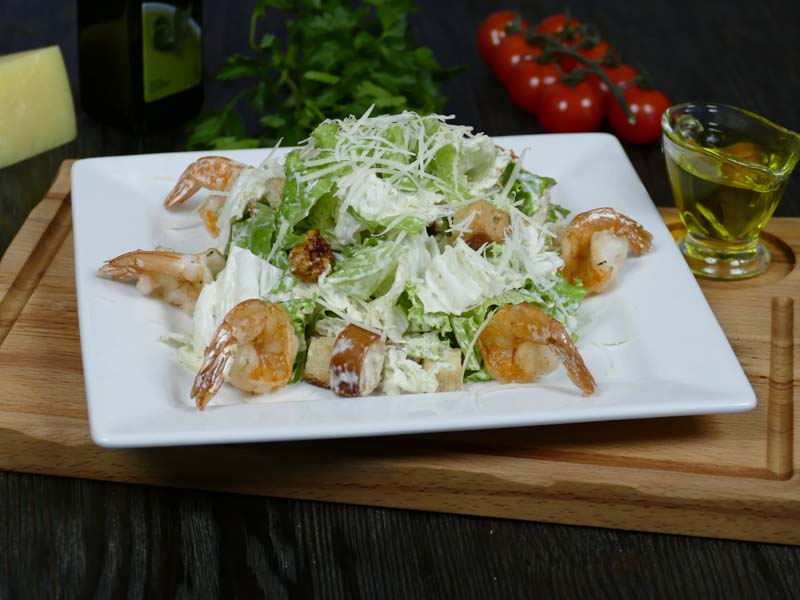 Салат Цезарь с креветками